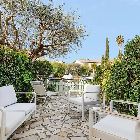 Maison Un Ponton Plein D Options Yourhosthelper Villa Grimaud